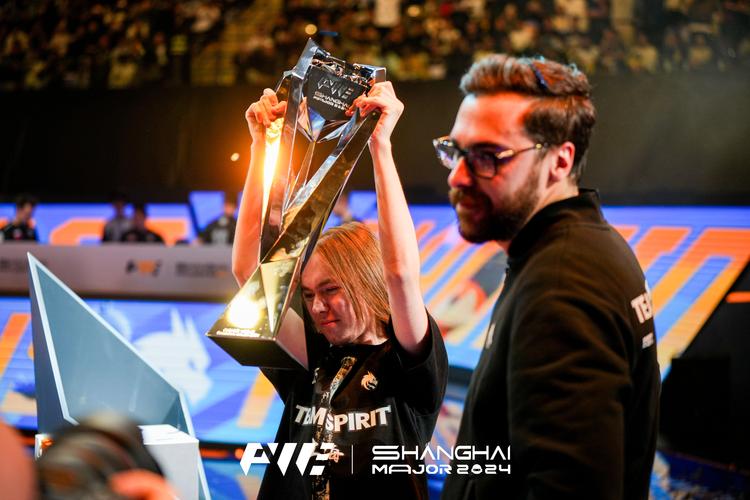 全力以赴的表演！上路、中路、下路和打野都做出了精彩的操作， EDward Gaming 击败了 Bilibili Gaming ，三支队伍全部获胜晋级